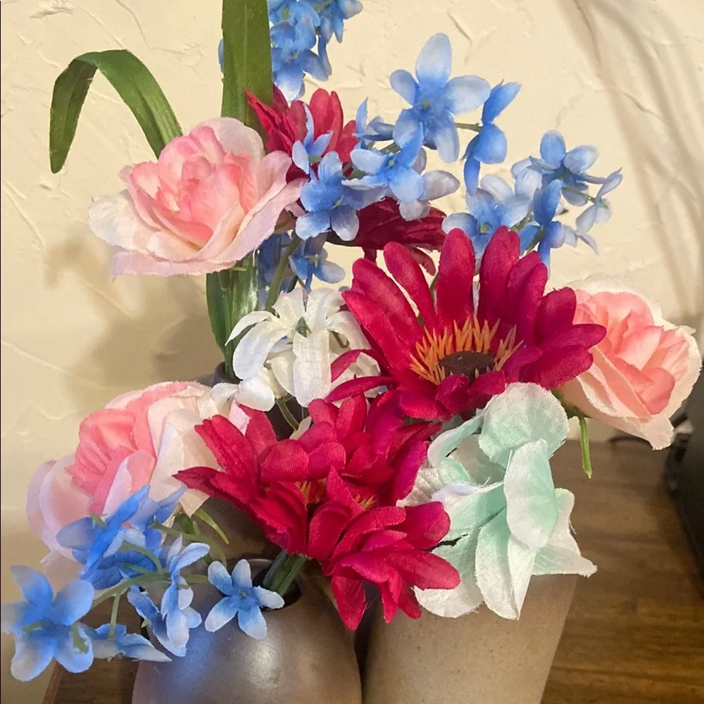Elegant Ceramic Vase Set with Flowers